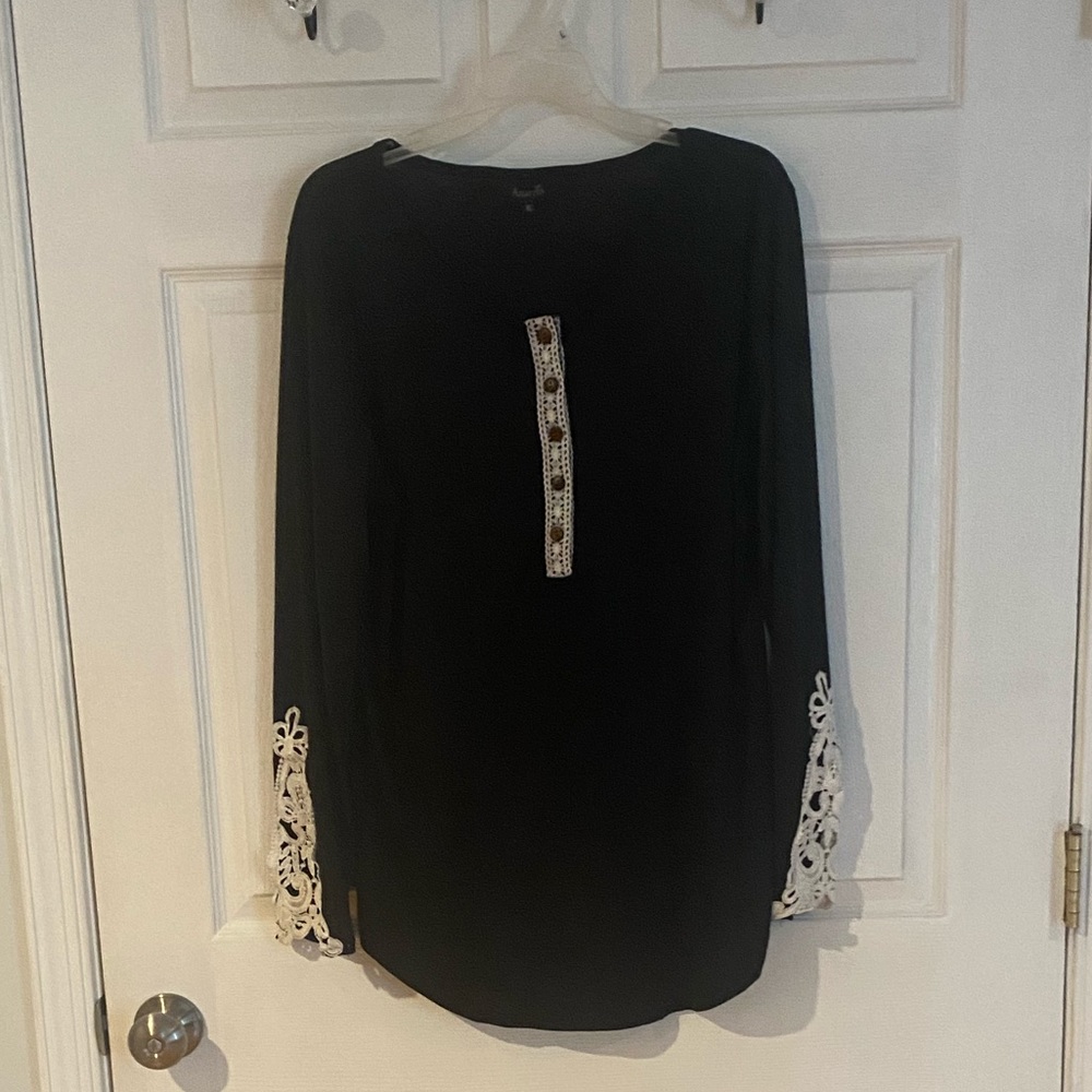 Black Amaryllis with off white lace trim Henley style tunic XL